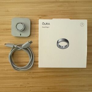 Oura Ring Gen 4 – Size 7, Silver – Lightly Used, Box & Charger Included